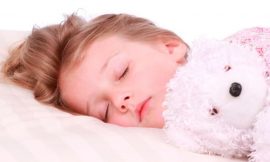 Até que idade é normal a criança fazer xixi na cama?