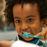 Como não descuidar da saúde bucal das crianças nas férias