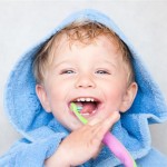 Quando o bebê pode usar creme dental com flúor?