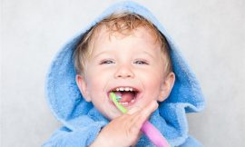 Quando o bebê pode usar creme dental com flúor?