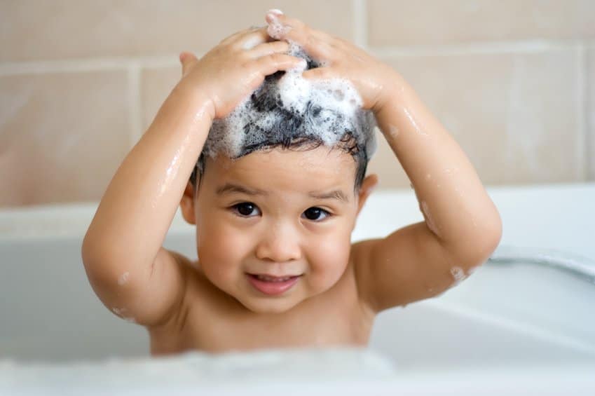 Read more about the article Cuidados e benefícios do banho de água fria para as crianças