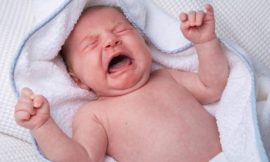 O que fazer quando o bebê chora demais no banho?