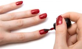 Pode ou não pintar as unhas antes da cesárea?