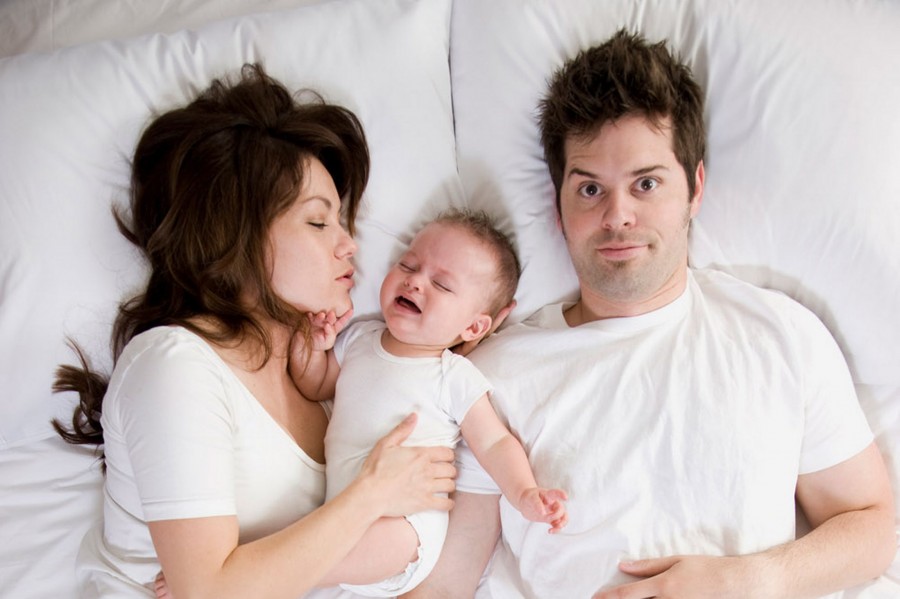 Bebê resmungando ao dormir, é normal?