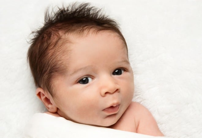 Read more about the article O cabelo do bebê está caindo muito, é normal?