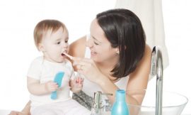 Como limpar a escova de dente do bebê