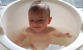 Benefícios do banho de balde em recém nascidos