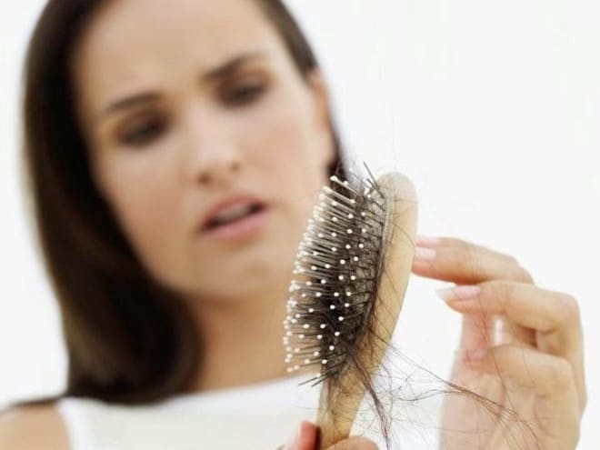 Read more about the article Meu cabelo está caindo muito na gravidez, há tratamento?