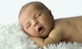O bebê dorme muito e mama pouco, o que fazer?