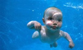 Com quantos meses o bebê pode tomar banho de piscina?