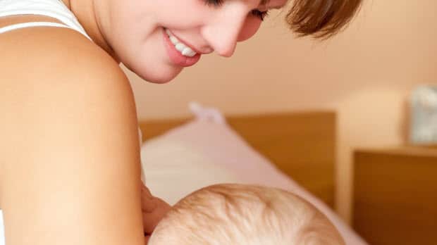 Read more about the article É normal o bebê ficar suando quando está mamando?