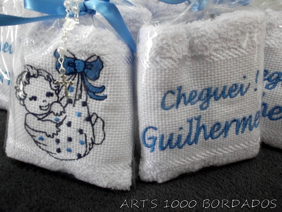 Lembrancinha de maternidade com nome personalizado Lembrancinha de maternidade bordada