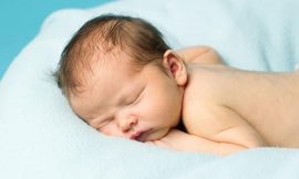 Bebê que transpira muito quando dorme, é normal?