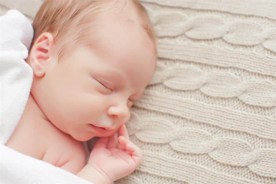 Read more about the article Devo acordar o bebê para amamentar de madrugada?
