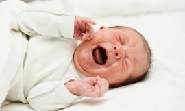 Deixar o bebê chorar para aprender a dormir sozinho faz mal?