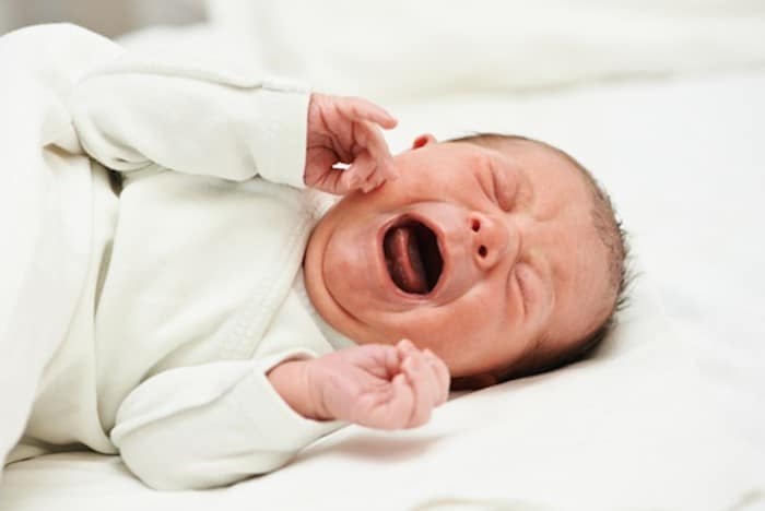 Read more about the article Deixar o bebê chorar para aprender a dormir sozinho faz mal?