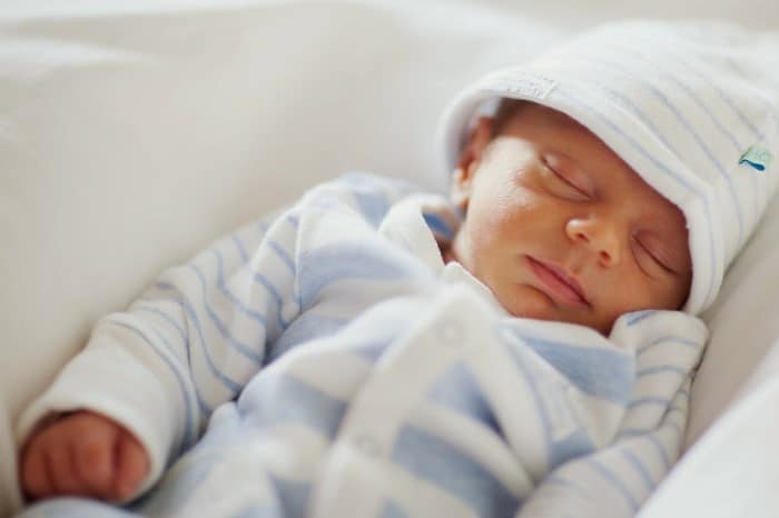 Read more about the article Melhor posição para o bebê recém-nascido dormir