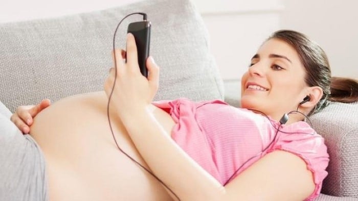 grávida ouvir música alta