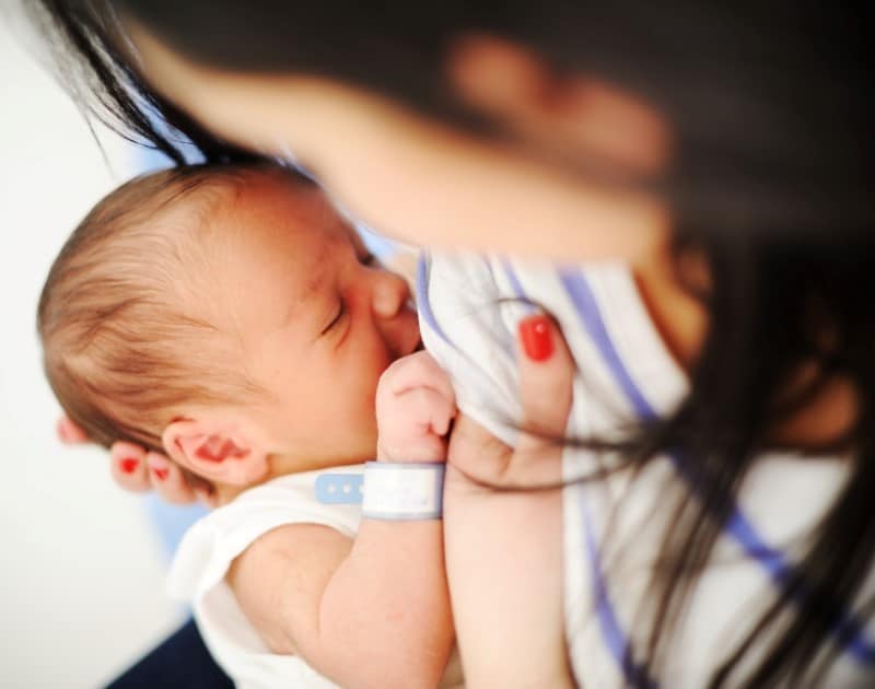 Read more about the article Como saber se o leite materno está sustentando o bebê