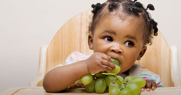 Quando deixar o bebê comer sozinho?