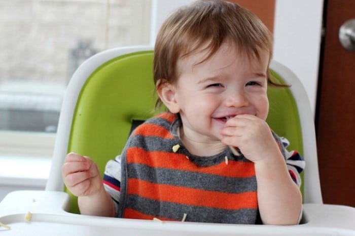 Read more about the article Quando deixar o bebê comer sozinho?