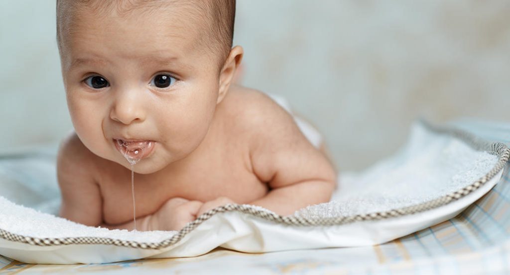 bebê que vomita Por que o bebê regurgita muito?