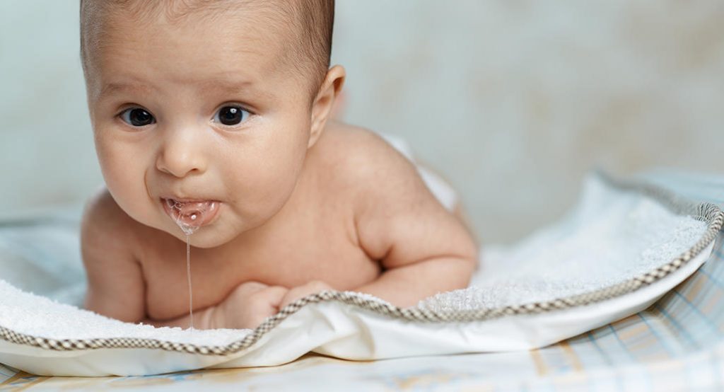 Por que o bebê regurgita muito?