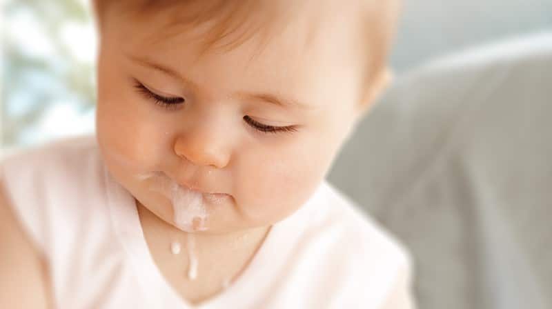 bebê regurgitando bebê que regurgita