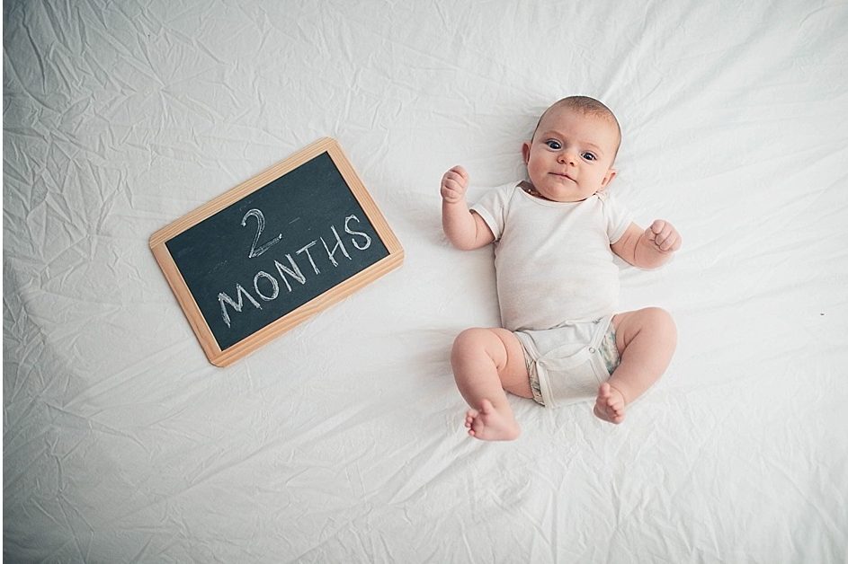 Два месяца кроме того. Фотосессия новорожденного по месяцам. Фотосессия по месяцам малыша. Фотосессия ребенка 2 месяца. Фотосессия на первый месяц малыша.