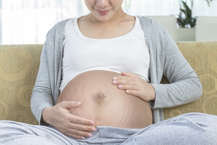 Coçar a barriga durante a gravidez dá estrias?