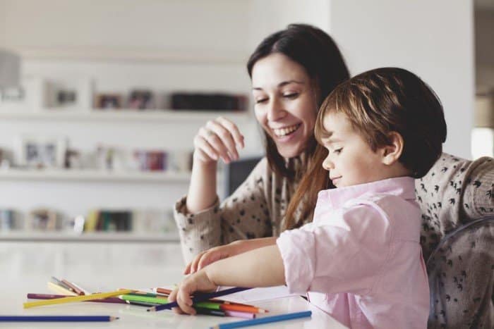 mae brincando com filho