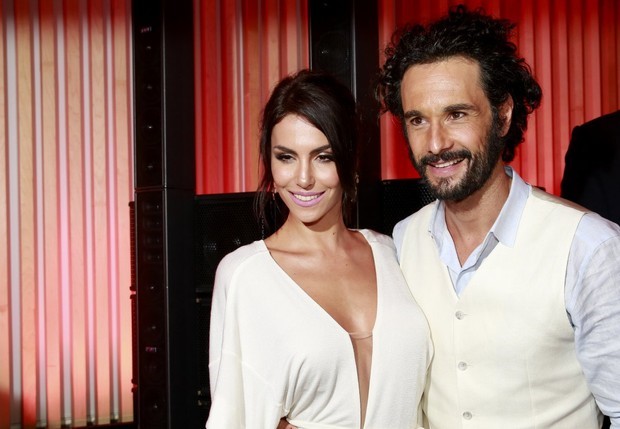 Nasce Nina, primeira filha de Rodrigo Santoro e Mel Fronckowiak 