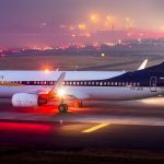 Bebê nasce durante voo e ganha passagens aéreas por toda vida