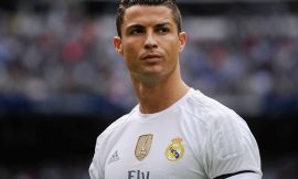 Cristiano Ronaldo posa ao lado dos filhos gêmeos pela primeira vez