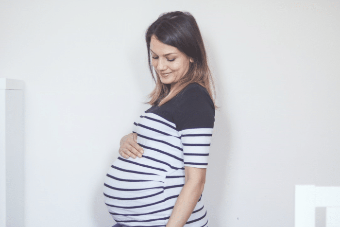 bebe soluçando dentro da barriga