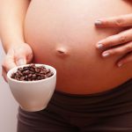 Café na gravidez deixa o bebê agitado: mito ou verdade?