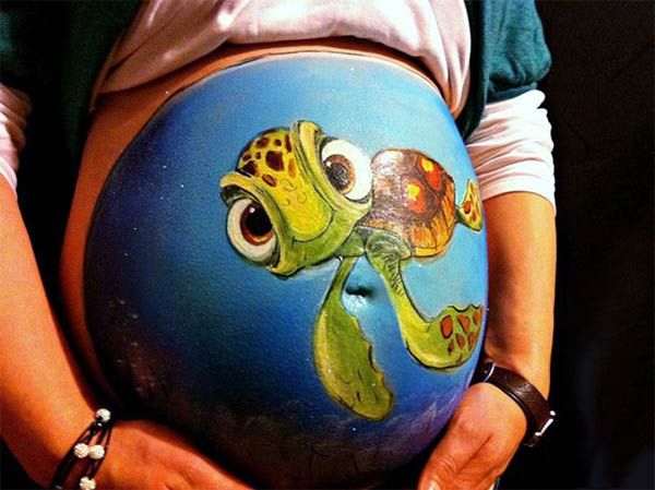 Desenhos criativos na barriga de gravida