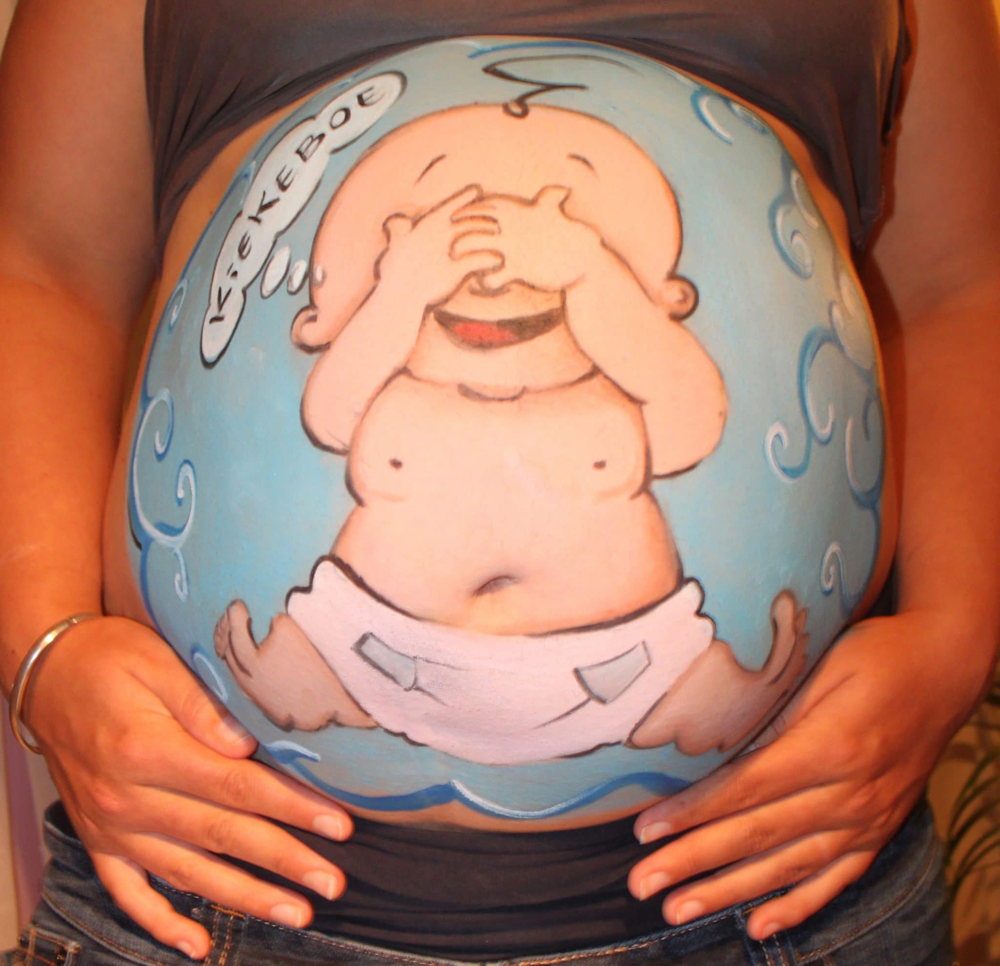Imagem de desenho na barriga de gravida