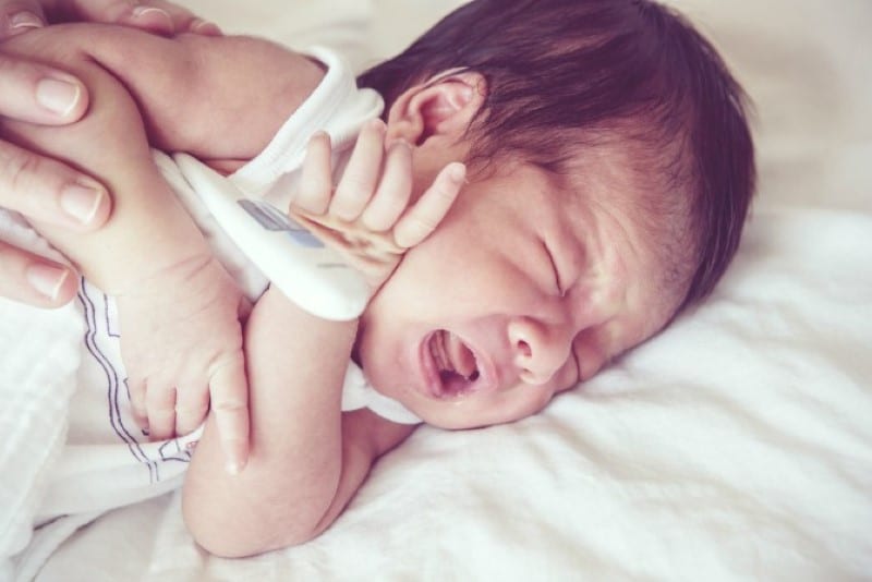 Read more about the article O que fazer para baixar a febre do bebê?
