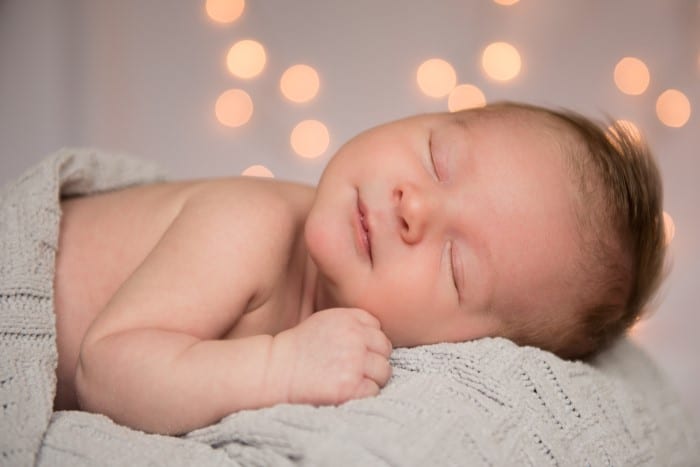Read more about the article Como fazer o bebê dormir à noite toda