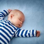 Bebê dormir de bruços: prejudica? veja os riscos e a posição ideal do sono