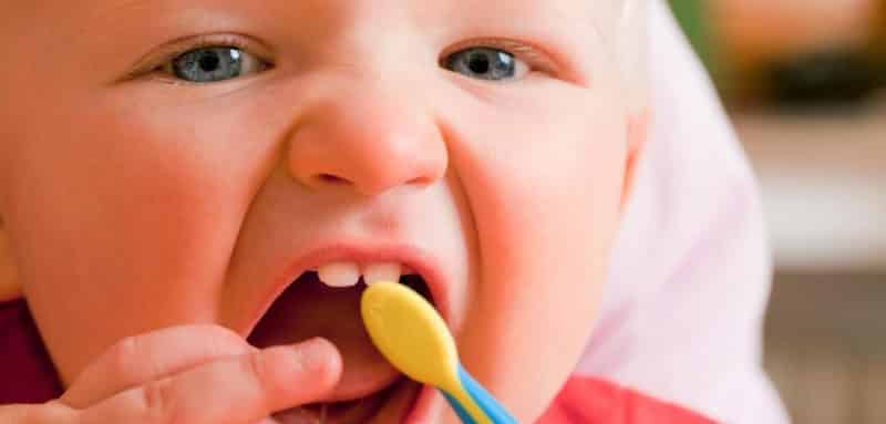 escovando os dentes do bebe