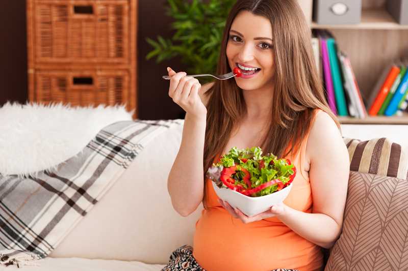 gravida comendo salada