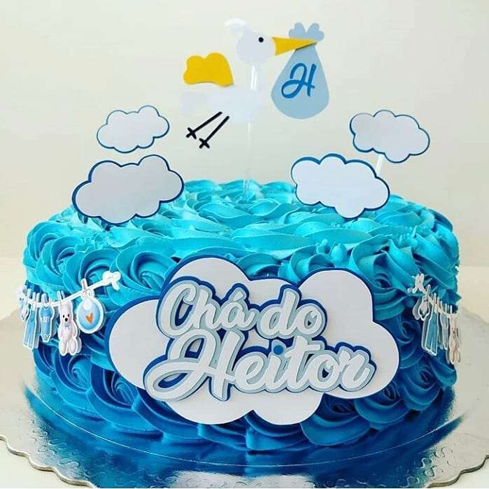 bolo decorado com chantilly azul para cha de bebe