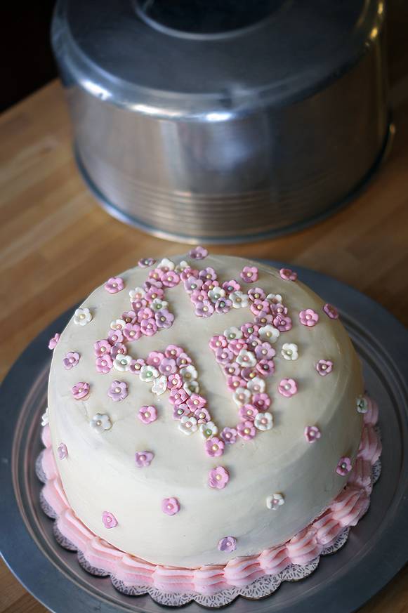 bolo de batismo com florzinhas