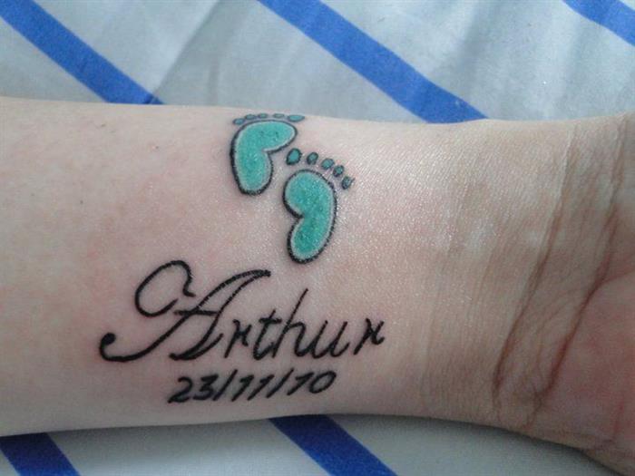 Tatuagem com nome de filho no pulso