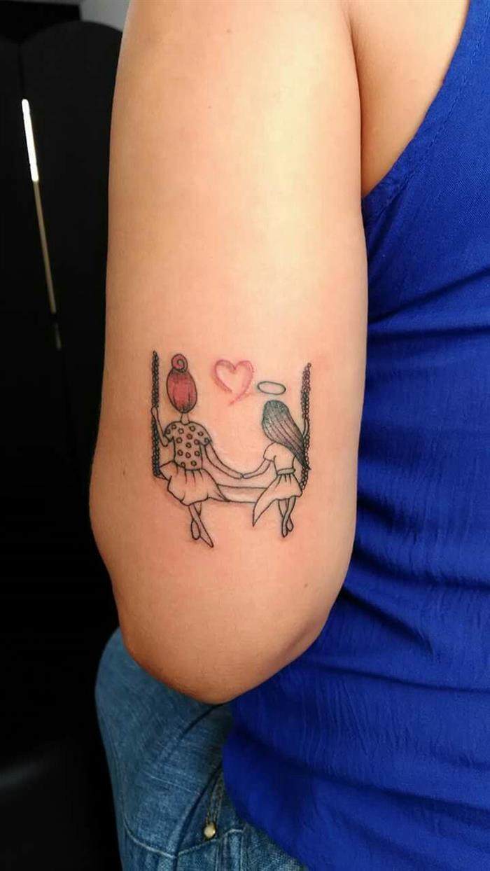 tatuagem de mãe e filha no balanço