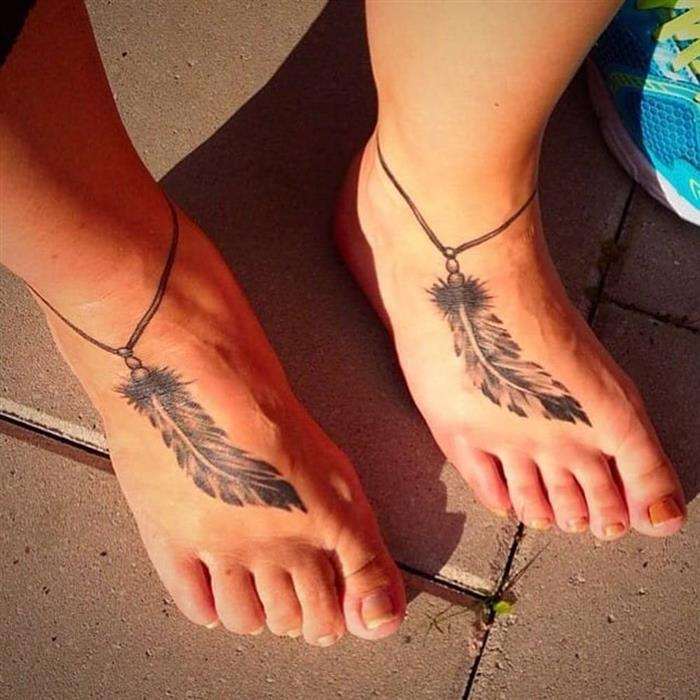 Tatuagem de mãe e filha com pena