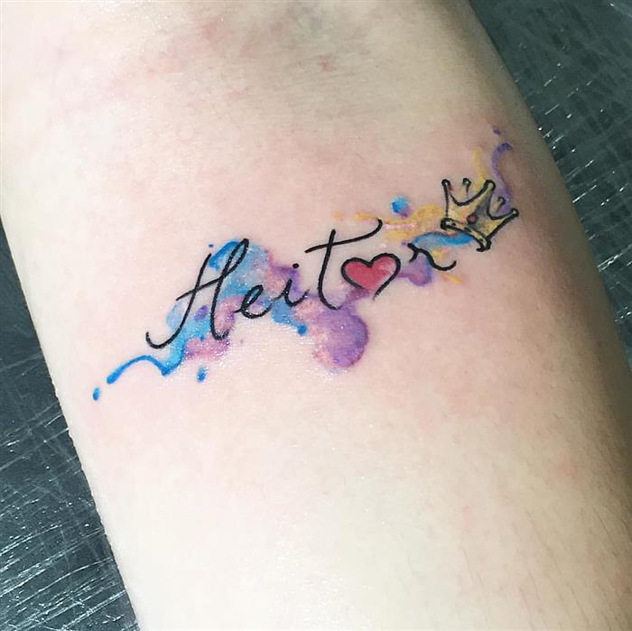 tatuagem colorida com coroa