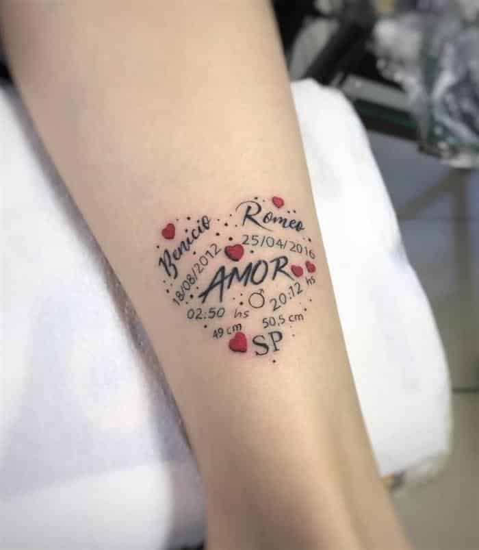 tatuagem com nome de filho e data de nascimento